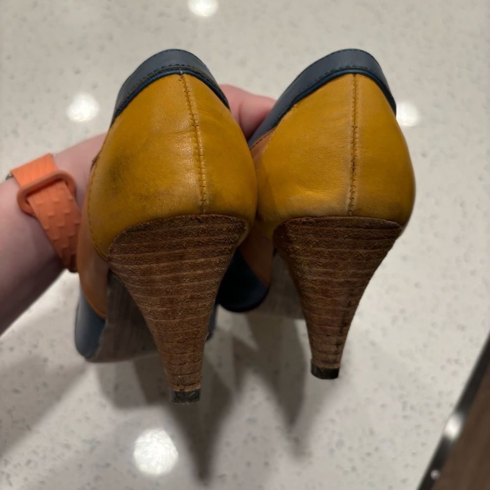 Steve Madden Sallsa Multicolor Leather Pumps Peep Toe Red Yellow Blue Size 6.5 - Picture 8 of 11